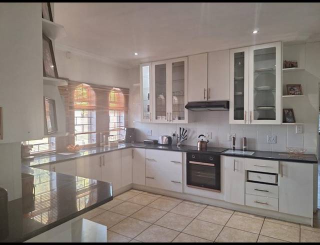 4 BEDROOM HOUSE FOR SALE IN PRESIDENTSDAM